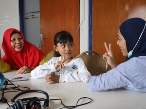 Pemprov Jatim Beri Bantuan Hearing Aid kepada Siswa Disabilitas Rungu