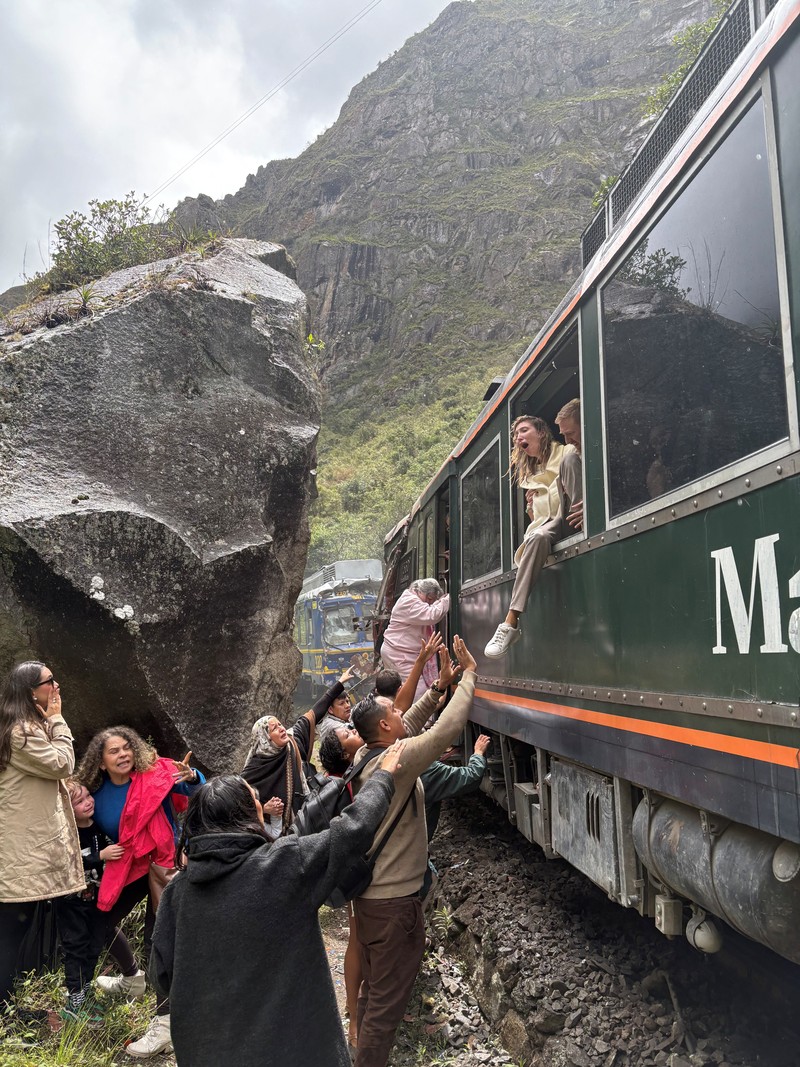 Orang-orang mengevakuasi gerbong kereta setelah dua kereta bertabrakan langsung di jalur kereta api menuju benteng Inca Machu Picchu, di Departemen Cusco, Peru, 30 Desember 2025, dalam gambar ini yang diperoleh dari media sosial. Diperoleh oleh Reuters/via REUTERS