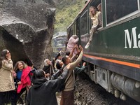 Dua KA Adu Banteng Menuju Lokasi Wisata, Masinis Tewas