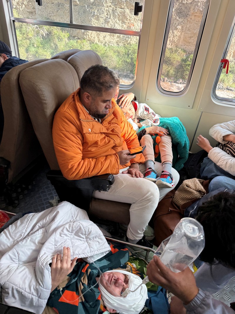 Orang-orang mengevakuasi gerbong kereta setelah dua kereta bertabrakan langsung di jalur kereta api menuju benteng Inca Machu Picchu, di Departemen Cusco, Peru, 30 Desember 2025, dalam gambar ini yang diperoleh dari media sosial. Diperoleh oleh Reuters/via REUTERS