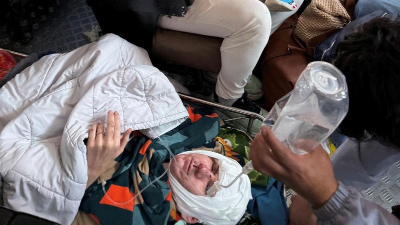 Orang-orang mengevakuasi gerbong kereta setelah dua kereta bertabrakan langsung di jalur kereta api menuju benteng Inca Machu Picchu, di Departemen Cusco, Peru, 30 Desember 2025, dalam gambar ini yang diperoleh dari media sosial. Diperoleh oleh Reuters/via REUTERS