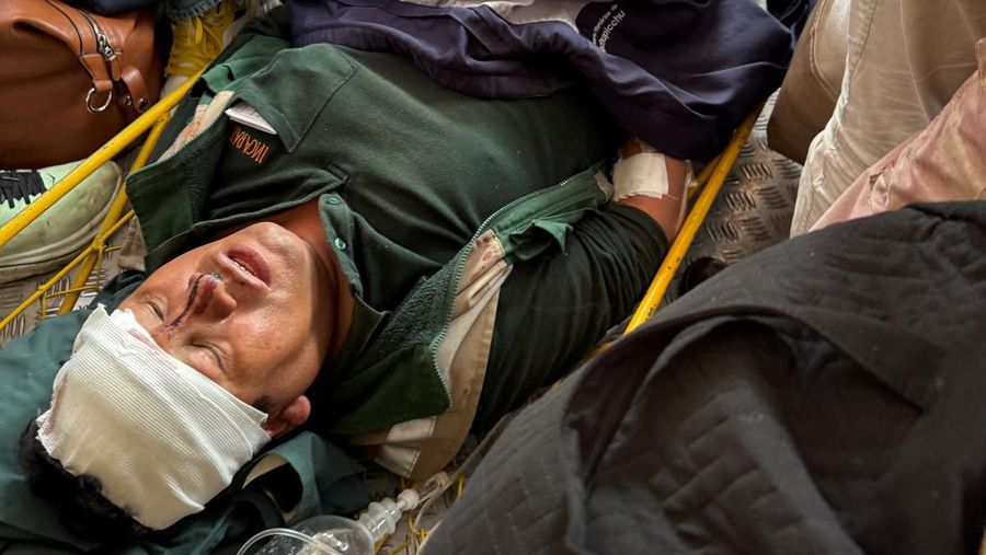 Orang-orang mengevakuasi gerbong kereta setelah dua kereta bertabrakan langsung di jalur kereta api menuju benteng Inca Machu Picchu, di Departemen Cusco, Peru, 30 Desember 2025, dalam gambar ini yang diperoleh dari media sosial. Diperoleh oleh Reuters/via REUTERS