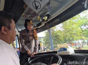 Bus di Sukabumi Masih Nekat Pakai Ban Vulkanisir Depan