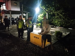 Polisi Sragen Selamatkan Warga Linglung yang Jalan di Atas Rel