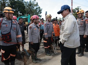 Prabowo Turun dari Mobil Sapa Polisi Bawa K9 Pencari Korban Hilang di Tapsel