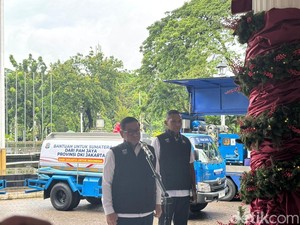 Pramono Lepas Bantuan Mobil Tangki PAM Jaya untuk Korban Bencana Sumatera