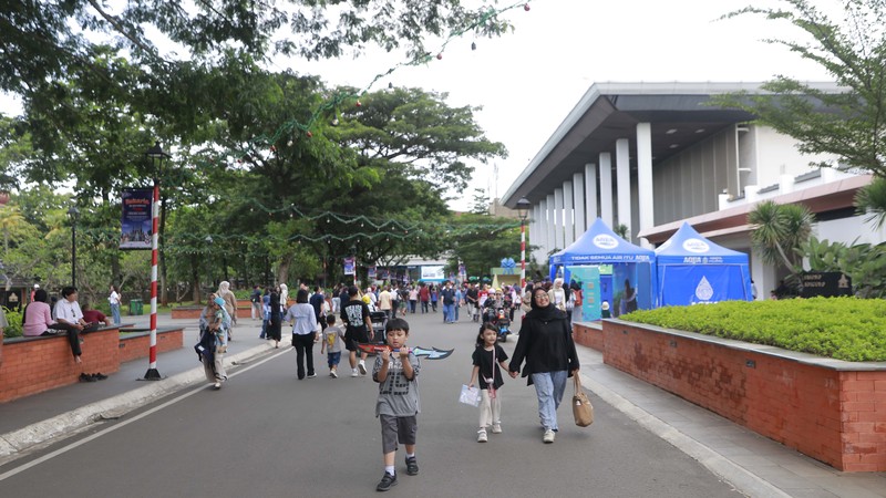 Orang-orang berkumpul di dekat dekorasi meriah yang dipasang untuk menyambut Tahun Baru dan liburan Natal di Simferopol, Krimea, 21 Desember 2025. REUTERS/Alexey Pavlishak