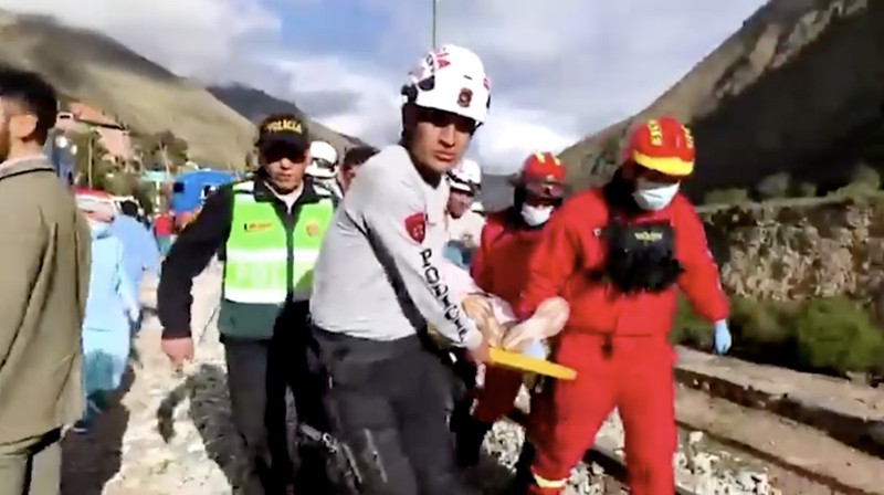 Orang-orang mengevakuasi gerbong kereta setelah dua kereta bertabrakan langsung di jalur kereta api menuju benteng Inca Machu Picchu, di Departemen Cusco, Peru, 30 Desember 2025, dalam gambar ini yang diperoleh dari media sosial. Diperoleh oleh Reuters/via REUTERS