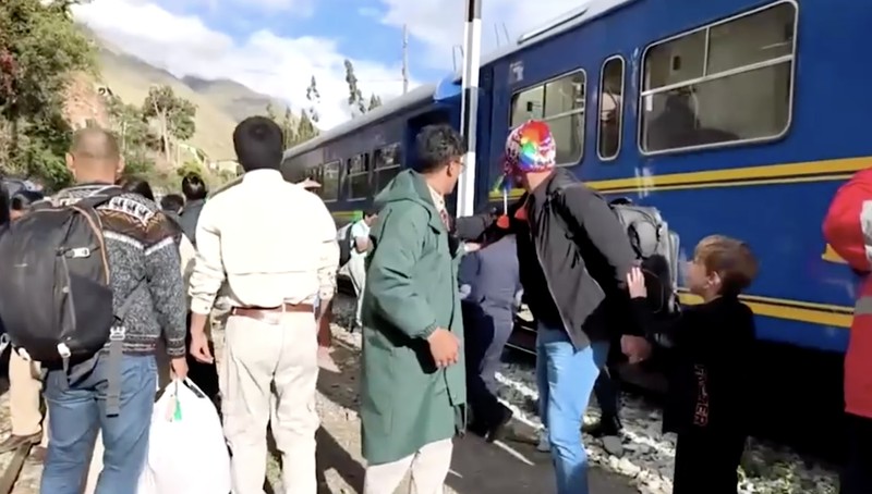 Orang-orang mengevakuasi gerbong kereta setelah dua kereta bertabrakan langsung di jalur kereta api menuju benteng Inca Machu Picchu, di Departemen Cusco, Peru, 30 Desember 2025, dalam gambar ini yang diperoleh dari media sosial. Diperoleh oleh Reuters/via REUTERS