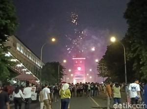 Warga Palembang Padati Jembatan Ampera untuk Sekedar Lihat Kembang Api