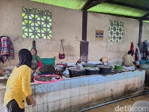 Makan-makan Saat Tahun Baru Bikin Pedagang Ikan di Mataram Panen Cuan