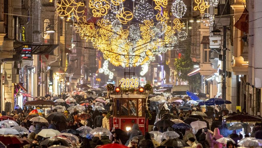 Orang-orang berkumpul di Circular Quay dekat Gedung Opera Sydney menjelang pertunjukan kembang api Malam Tahun Baru, di Sydney, Australia, 31 Desember 2025. (REUTERS/Hollie Adams)