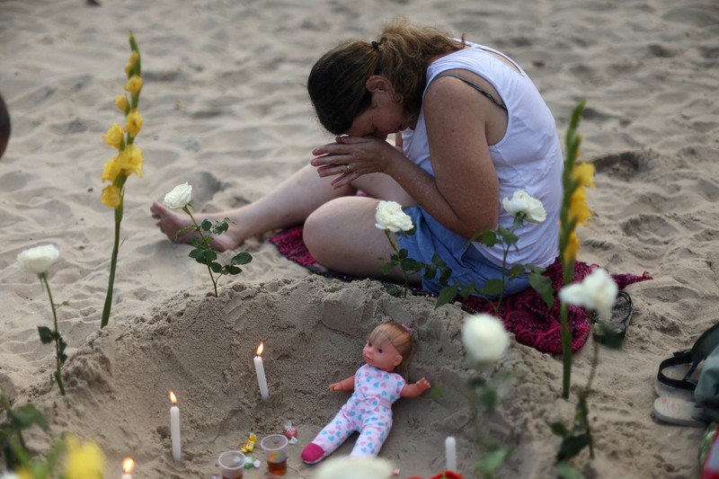 Sebuah tayangan drone menunjukkan para penganut agama Afro-Brasil memberikan penghormatan kepada Yemanja, dewi laut, selama perayaan malam Tahun Baru tradisional di Pantai Copacabana di Rio de Janeiro, Brasil, 29 Desember 2025. (REUTERS/Janaina Quinet)