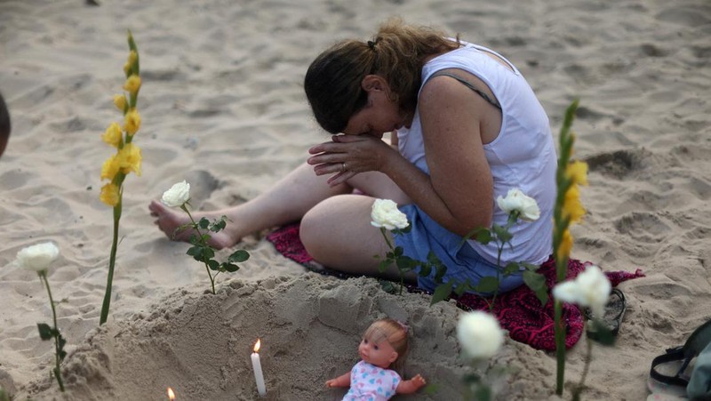Sebuah tayangan drone menunjukkan para penganut agama Afro-Brasil memberikan penghormatan kepada Yemanja, dewi laut, selama perayaan malam Tahun Baru tradisional di Pantai Copacabana di Rio de Janeiro, Brasil, 29 Desember 2025. (REUTERS/Janaina Quinet)