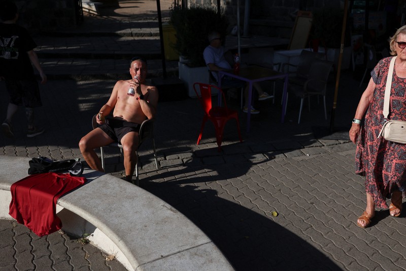 Dua wanita berjalan di bawah sinar matahari, saat gelombang panas di Santiago, Chili, 30 Desember 2025. (REUTERS/Pablo Sanhueza)