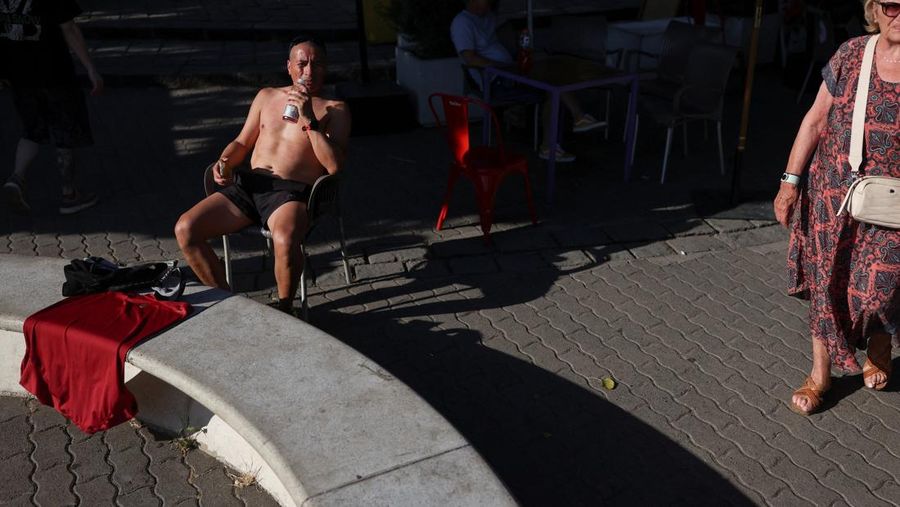 Dua wanita berjalan di bawah sinar matahari, saat gelombang panas di Santiago, Chili, 30 Desember 2025. (REUTERS/Pablo Sanhueza)