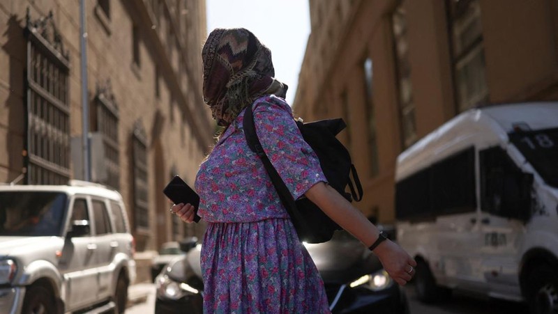Dua wanita berjalan di bawah sinar matahari, saat gelombang panas di Santiago, Chili, 30 Desember 2025. (REUTERS/Pablo Sanhueza)