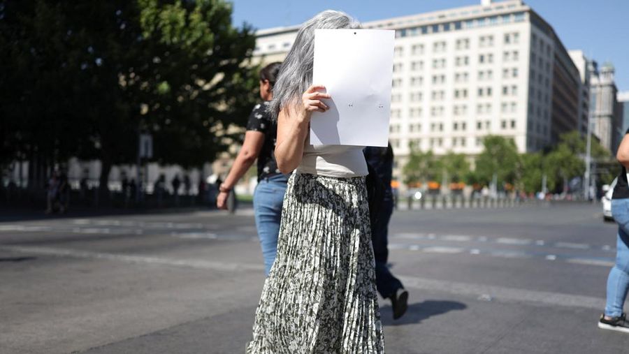 Dua wanita berjalan di bawah sinar matahari, saat gelombang panas di Santiago, Chili, 30 Desember 2025. (REUTERS/Pablo Sanhueza)