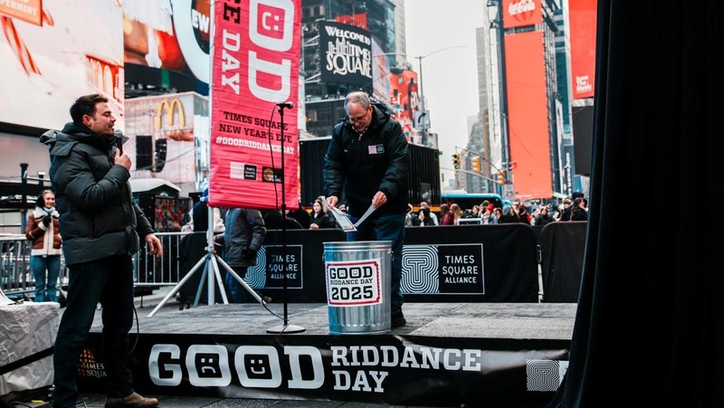 Orang-orang berkumpul di Circular Quay dekat Gedung Opera Sydney menjelang pertunjukan kembang api Malam Tahun Baru, di Sydney, Australia, 31 Desember 2025. (REUTERS/Hollie Adams)