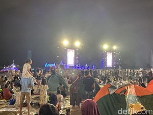 Video Sambut Tahun Baru, Warga Ramai-ramai Camping di Pantai Ancol