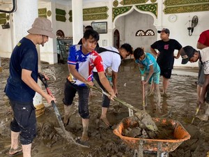 Toleransi di Tengah Bencana, Umat Kristiani Ikut Bersihkan Masjid di Aceh
