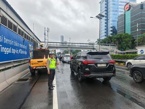 Truk Mogok di Tol Cawang, Lalin Arah Semanggi Macet 2 Kilometer