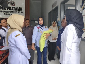 Wabup Mimik Terima Bayi 2 Minggu yang Ditinggal Ibu Meninggal di Rutan