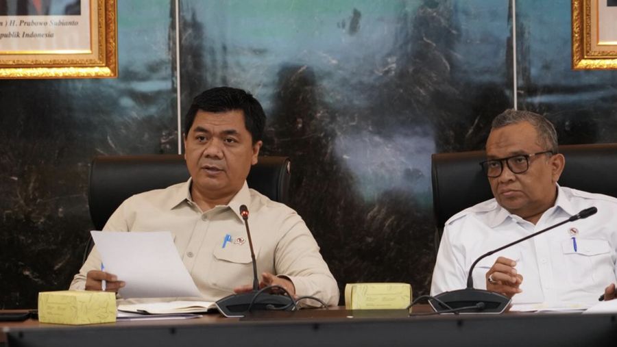 Wakil Menteri Sekretaris Negara (Wamensesneg) Juri Ardiantoro didampingi Wakil Menteri Ketenagakerjaan (Wamenaker) Afriansyah Noor menerima audiensi perwakilan Konfederasi Serikat Pekerja Indonesia (KSPI) di Ruang Aspirasi, Kemensetneg, Jakarta, Selasa (30/12/2025). (Instagram/kemensetneg.ri)