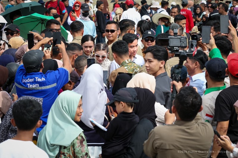 Wakil Presiden Republik Indonesia Gibran Rakabuming Raka menyapa langsung masyarakat yang tengah berkunjung ke kawasan Ibu Kota Nusantara (IKN), Selasa (30/12/2025). (Dok. Humas Otorita Ibu Kota Nusantara)