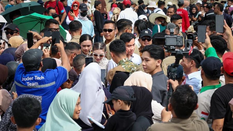 Wakil Presiden Republik Indonesia Gibran Rakabuming Raka menyapa langsung masyarakat yang tengah berkunjung ke kawasan Ibu Kota Nusantara (IKN), Selasa (30/12/2025). (Dok. Humas Otorita Ibu Kota Nusantara)