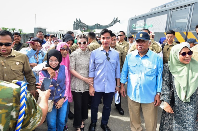 Wakil Presiden Republik Indonesia Gibran Rakabuming Raka menyapa langsung masyarakat yang tengah berkunjung ke kawasan Ibu Kota Nusantara (IKN), Selasa (30/12/2025). (Dok. Humas Otorita Ibu Kota Nusantara)