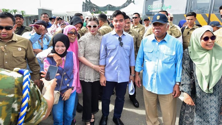 Wakil Presiden Republik Indonesia Gibran Rakabuming Raka menyapa langsung masyarakat yang tengah berkunjung ke kawasan Ibu Kota Nusantara (IKN), Selasa (30/12/2025). (Dok. Humas Otorita Ibu Kota Nusantara)