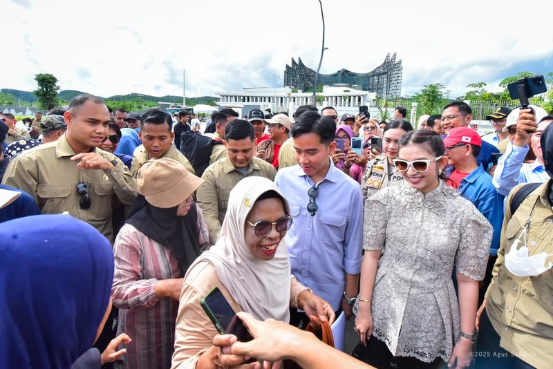 Wakil Presiden Republik Indonesia Gibran Rakabuming Raka menyapa langsung masyarakat yang tengah berkunjung ke kawasan Ibu Kota Nusantara (IKN), Selasa (30/12/2025). (Dok. Humas Otorita Ibu Kota Nusantara)