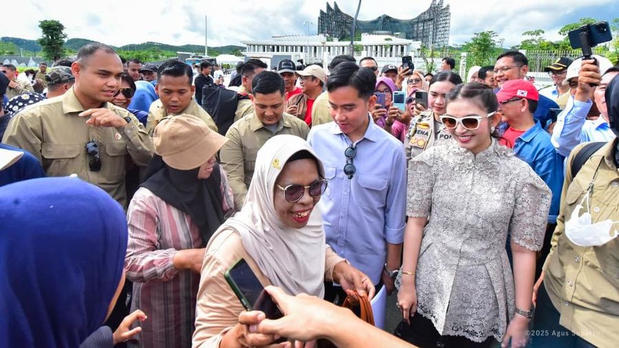 Wakil Presiden Republik Indonesia Gibran Rakabuming Raka menyapa langsung masyarakat yang tengah berkunjung ke kawasan Ibu Kota Nusantara (IKN), Selasa (30/12/2025). (Dok. Humas Otorita Ibu Kota Nusantara)