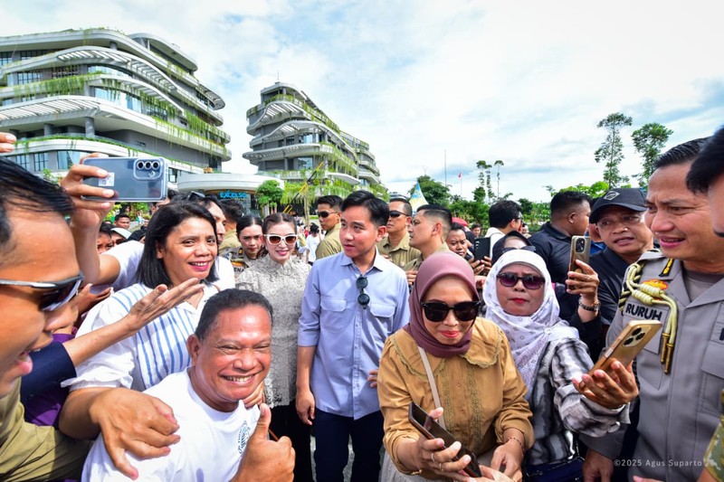 Wakil Presiden Republik Indonesia Gibran Rakabuming Raka menyapa langsung masyarakat yang tengah berkunjung ke kawasan Ibu Kota Nusantara (IKN), Selasa (30/12/2025). (Dok. Humas Otorita Ibu Kota Nusantara)
