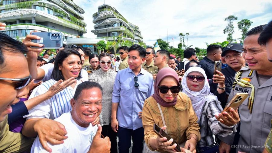 Wakil Presiden Republik Indonesia Gibran Rakabuming Raka menyapa langsung masyarakat yang tengah berkunjung ke kawasan Ibu Kota Nusantara (IKN), Selasa (30/12/2025). (Dok. Humas Otorita Ibu Kota Nusantara)