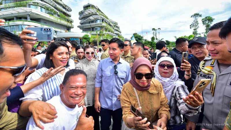 Wakil Presiden Republik Indonesia Gibran Rakabuming Raka menyapa langsung masyarakat yang tengah berkunjung ke kawasan Ibu Kota Nusantara (IKN), Selasa (30/12/2025). (Dok. Humas Otorita Ibu Kota Nusantara)