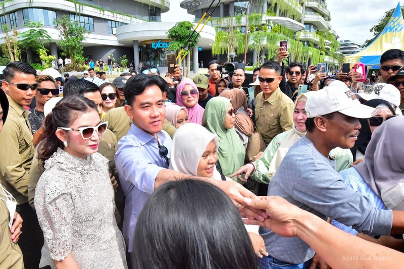 Wakil Presiden Republik Indonesia Gibran Rakabuming Raka menyapa langsung masyarakat yang tengah berkunjung ke kawasan Ibu Kota Nusantara (IKN), Selasa (30/12/2025). (Dok. Humas Otorita Ibu Kota Nusantara)