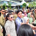 Warga RI Berebut Foto dengan Gibran di IKN, Basuki Senyum Lebar