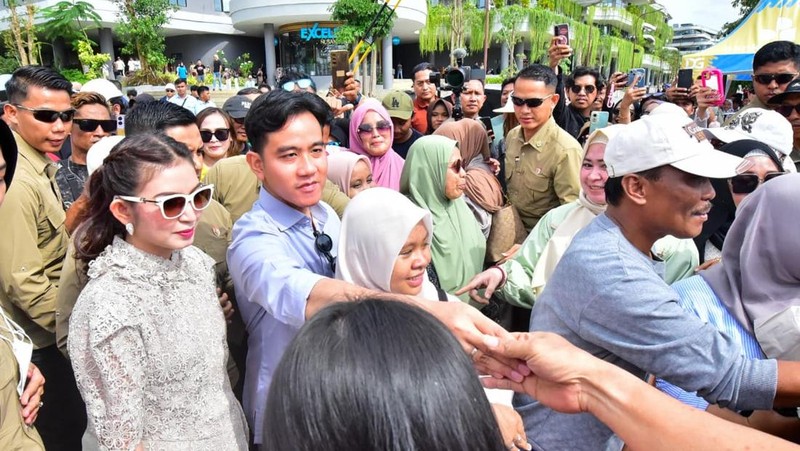 Wakil Presiden Republik Indonesia Gibran Rakabuming Raka menyapa langsung masyarakat yang tengah berkunjung ke kawasan Ibu Kota Nusantara (IKN), Selasa (30/12/2025). (Dok. Humas Otorita Ibu Kota Nusantara)