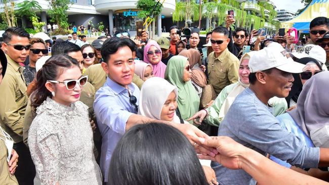 Warga RI Berebut Foto dengan Gibran di IKN, Basuki Senyum Lebar
