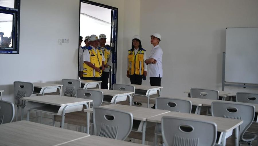 Wakil Presiden RI, Gibran Rakabuming Raka meninjau pembangunan gedung sekolah di IKN. (Dok Setwapres)
