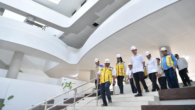 Wakil Presiden RI, Gibran Rakabuming Raka meninjau pembangunan gedung sekolah di IKN. (Dok Setwapres)