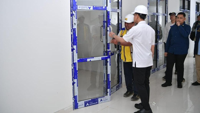 Wakil Presiden RI, Gibran Rakabuming Raka meninjau pembangunan gedung sekolah di IKN. (Dok Setwapres)