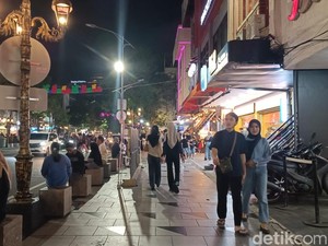 Ribuan Warga Tumplek Blek di Tunjungan Rayakan Malam Tahun Baru