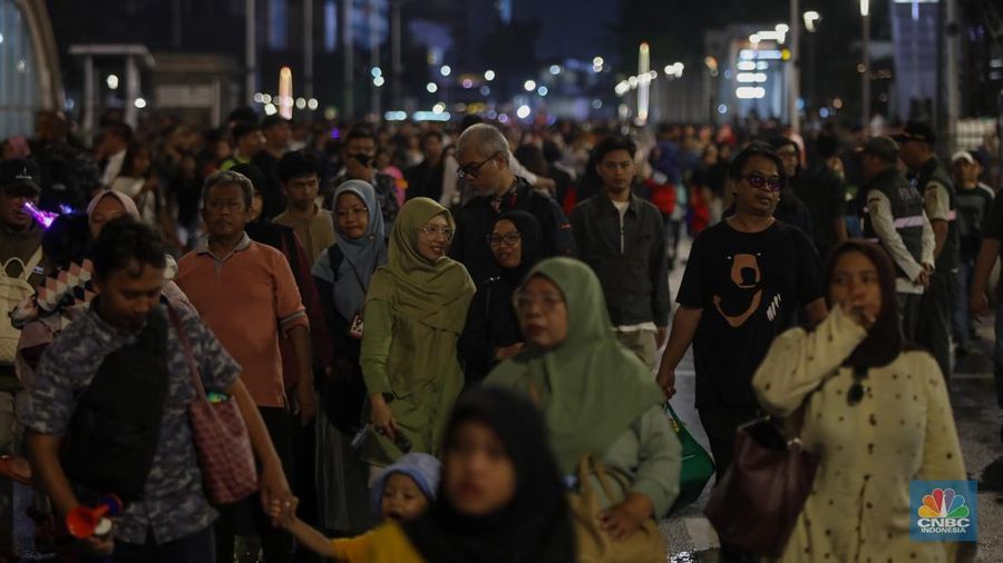 Warga memadati kawasan Bundaran Hotel Indonesia (HI) saat perayaan malam tahun baru di Jakarta, Rabu (31/12/2025). (CNBC Indonesia/Faisal Rahman)