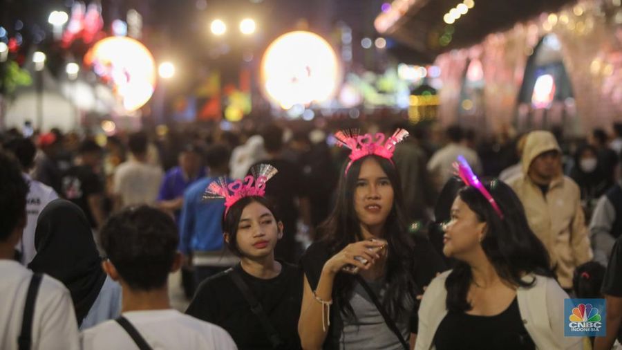 Warga memadati kawasan Bundaran Hotel Indonesia (HI) saat perayaan malam tahun baru di Jakarta, Rabu (31/12/2025). (CNBC Indonesia/Faisal Rahman)