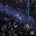 Warga memadati kawasan Bundaran Hotel Indonesia (HI) saat perayaan malam tahun baru di Jakarta, Rabu (31/12/2025). (CNBC Indonesia/Faisal Rahman)