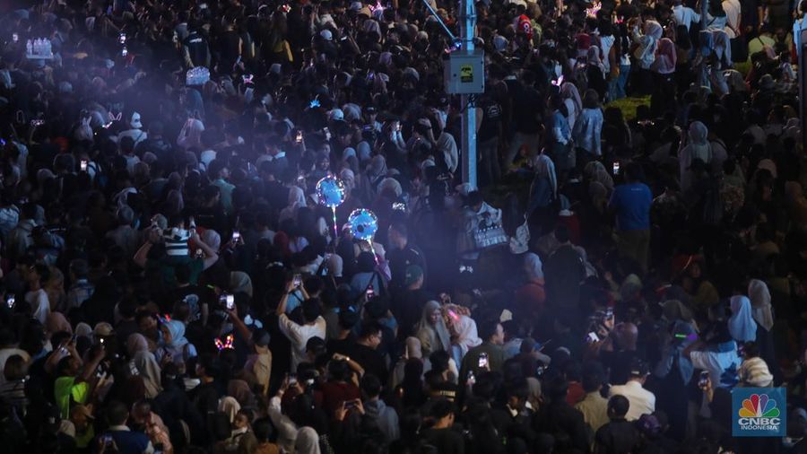 Warga memadati kawasan Bundaran Hotel Indonesia (HI) saat perayaan malam tahun baru di Jakarta, Rabu (31/12/2025). (CNBC Indonesia/Faisal Rahman)