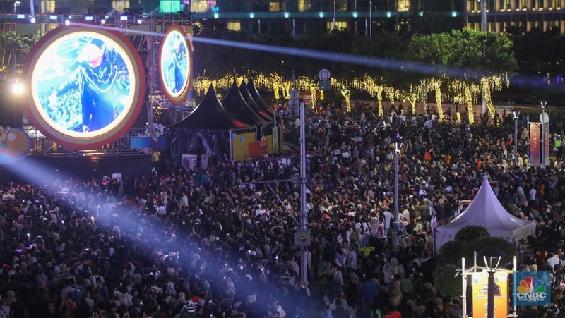 Warga memadati kawasan Bundaran Hotel Indonesia (HI) saat perayaan malam tahun baru di Jakarta, Rabu (31/12/2025). (CNBC Indonesia/Faisal Rahman)